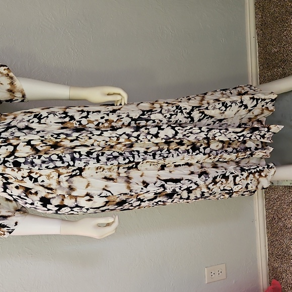 DG2 Elegant Abstract Animal Print Silk Tie Back V-Neck Maxi Dress - Picture 5 of 11